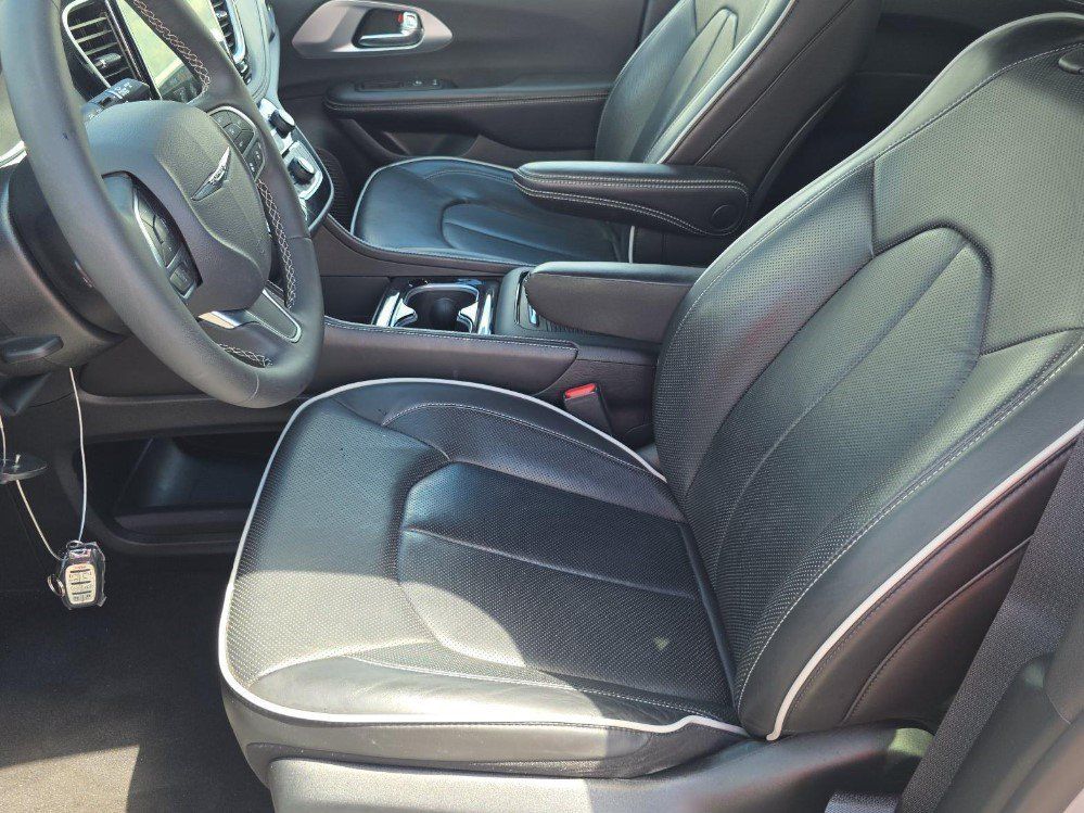 Used 2026 Chrysler Pacifica Limited FWD image 7
