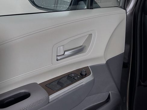 Used 2024 Toyota Sienna XLE image 17