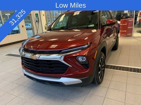 Used 2025 Chevrolet TrailBlazer LT AWD/4WD image 2