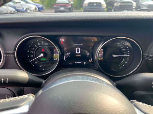 Used 2023 Jeep Wrangler Unlimited Sahara w/ Cold Weather Group AWD/4WD image 9