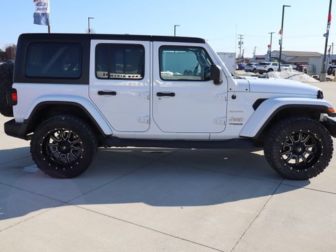 Used 2018 Jeep Wrangler Unlimited Sahara image 4