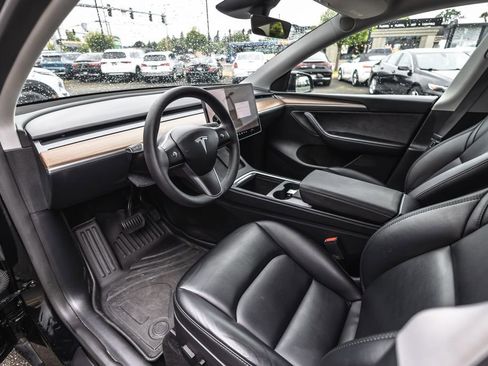 Used 2025 Tesla Model Y Long Range RWD image 17