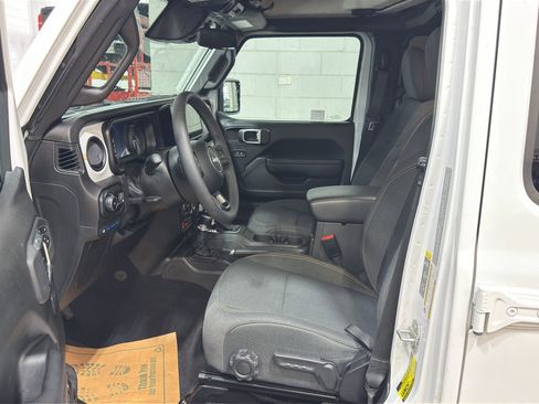 Used 2025 Jeep Wrangler Willys AWD/4WD image 12