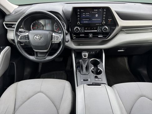 Used 2022 Toyota Highlander LE FWD image 25