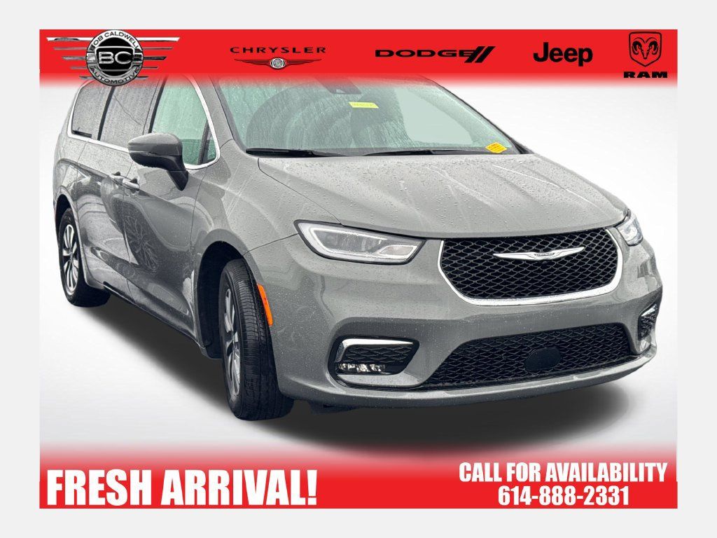 Used 2023 Chrysler Pacifica Touring-L FWD image 1