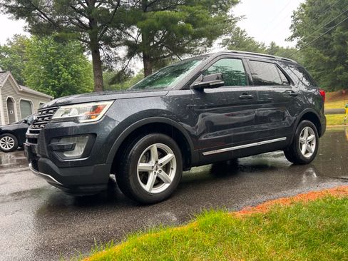 Used 2017 Ford Explorer XLT w/ Equipment Group 202A AWD/4WD image 2