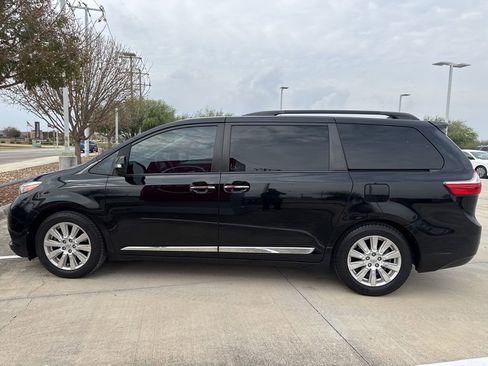 Used 2017 Toyota Sienna Limited Premium image 6