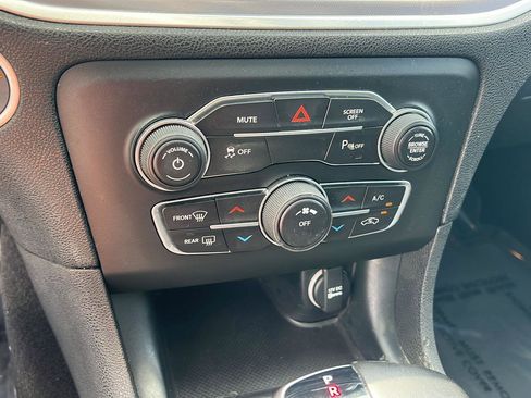 Used 2019 Dodge Charger SXT w/ Leather Interior Group RWD image 29