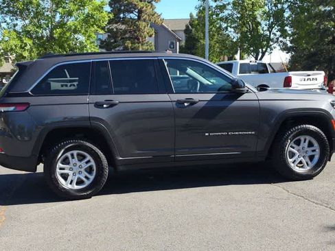 Used 2025 Jeep Grand Cherokee Laredo w/ Luxury Tech Group I AWD/4WD image 9