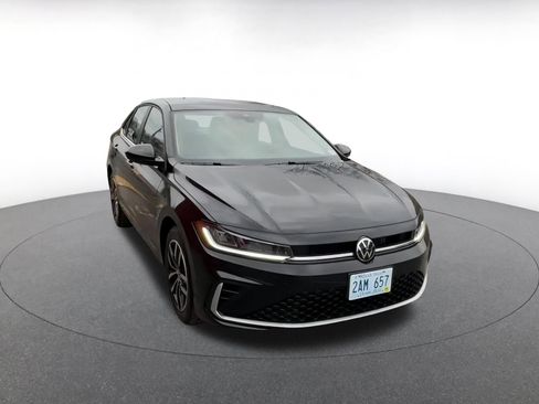 Used 2025 Volkswagen Jetta SE image 3