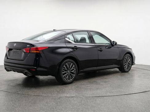 Used 2025 Nissan Altima 2.5 SV FWD image 9