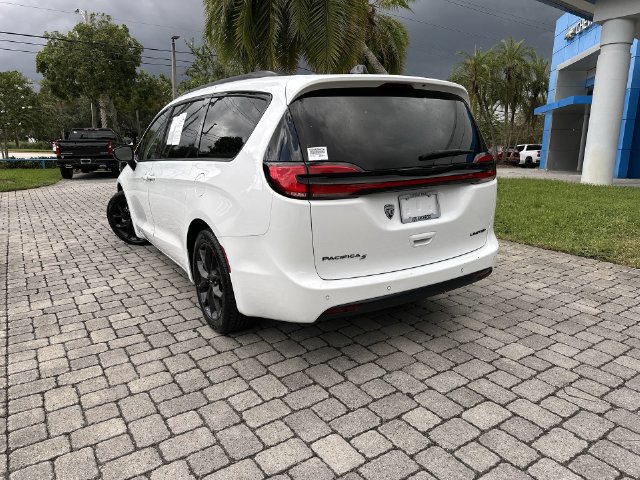 Used 2025 Chrysler Pacifica Limited FWD image 12