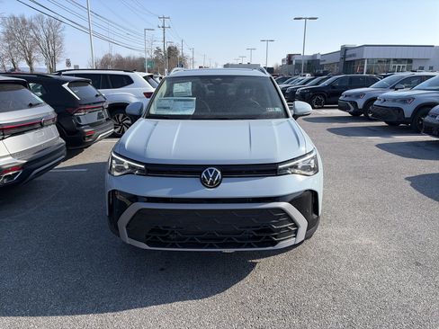 New 2026 Volkswagen Taos SE image 2