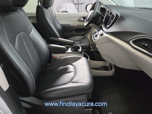 Used 2024 Chrysler Pacifica Touring-L FWD image 20