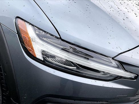 Used 2020 Volvo V60 T5 Cross Country image 31