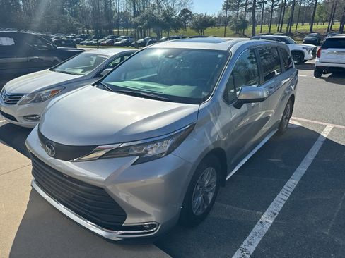 Used 2022 Toyota Sienna XLE image 2