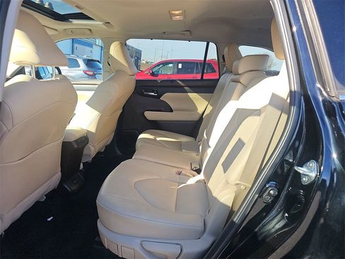 Used 2022 Toyota Highlander XLE image 20