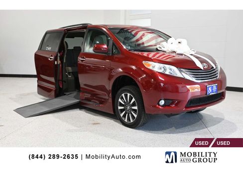 Used 2017 Toyota Sienna XLE FWD image 1