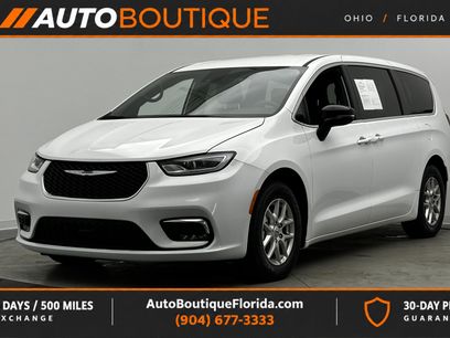 Used 2025 Chrysler Pacifica Select