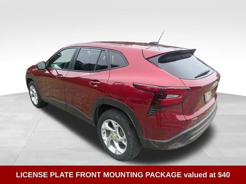 Used 2024 Chevrolet Trax LS w/ LS Convenience Package FWD image 4