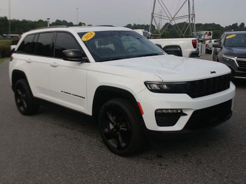 Used 2024 Jeep Grand Cherokee Limited w/ Black Appearance Package AWD/4WD image 2