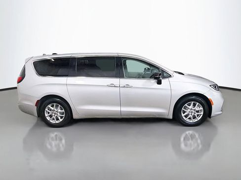 Used 2024 Chrysler Pacifica Touring-L FWD image 10