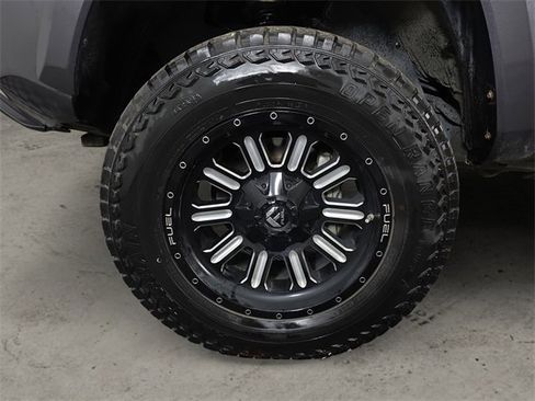 Used 2019 Toyota Tacoma TRD Sport image 9