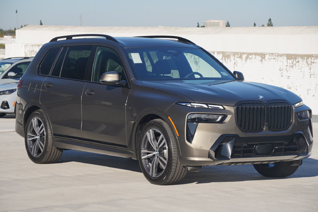 Used 2026 BMW X7 xDrive40i w/ M Sport Package AWD/4WD image 3