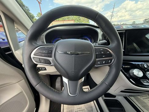 Used 2022 Chrysler Pacifica Touring-L FWD image 14