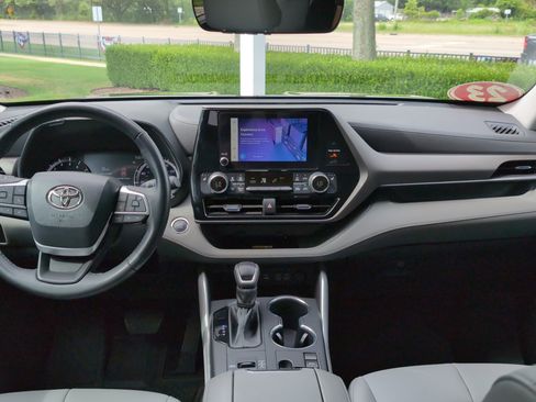 Used 2023 Toyota Highlander XLE FWD image 30