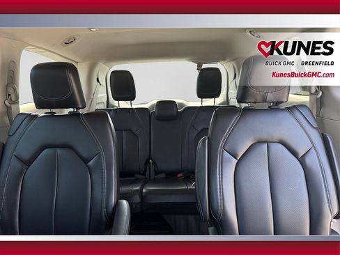 Used 2023 Chrysler Pacifica Touring-L FWD image 23