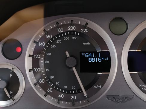 Used 2012 Aston Martin V8 Vantage V8 Convertible 2D image 30