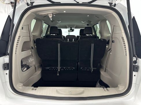 Used 2023 Chrysler Pacifica Touring-L image 47