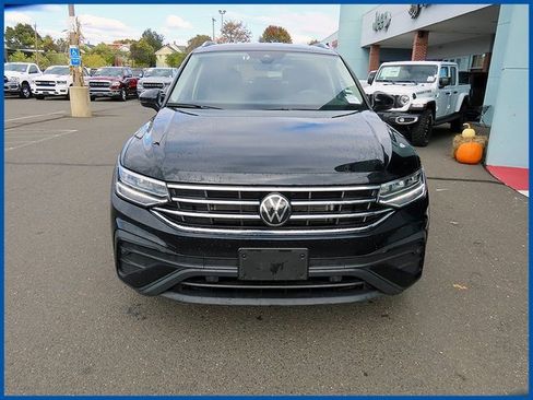 Used 2024 Volkswagen Tiguan SE image 3