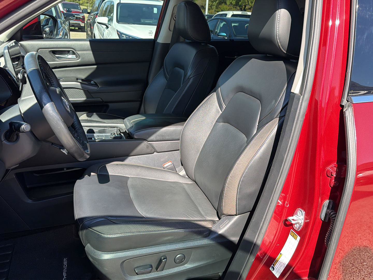 Used 2023 Nissan Pathfinder SL w/ Black Appearance Package AWD/4WD image 10