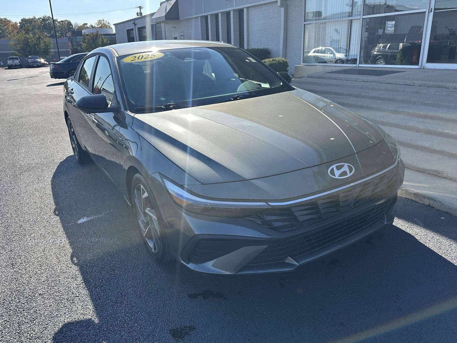 Used 2025 Hyundai Elantra Sport FWD image 3