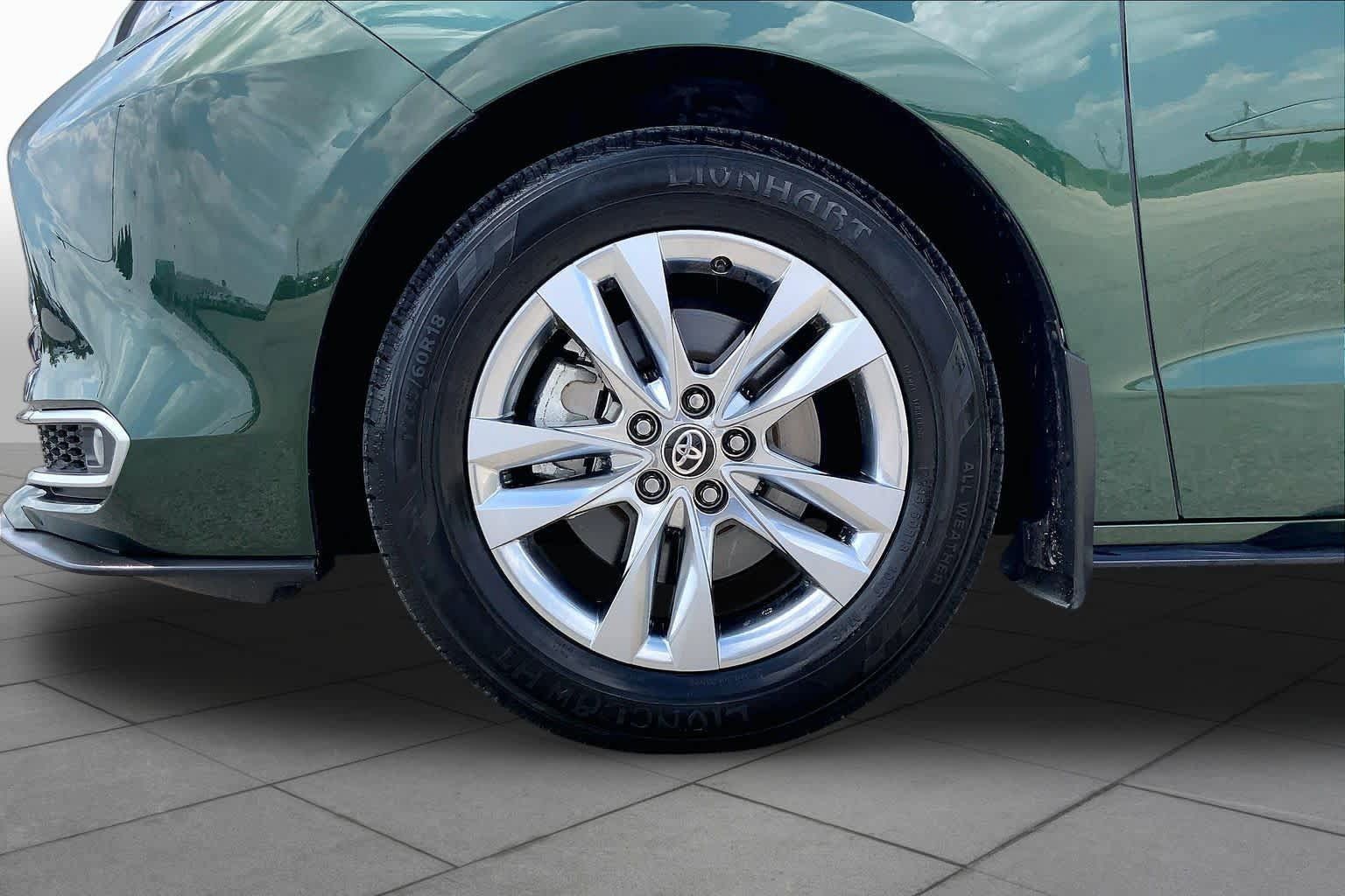 Used 2024 Toyota Sienna Limited FWD image 11