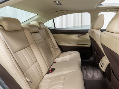 Used 2016 Lexus ES 350 w/ Luxury Package w/Wood Trim image 24