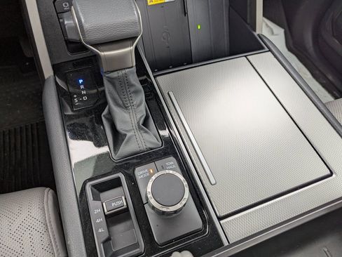 Used 2023 Toyota Sequoia Limited image 23