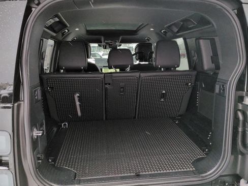 New 2026 Land Rover Defender 110 X-Dynamic SE image 35