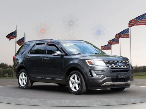 Used 2017 Ford Explorer XLT image 5
