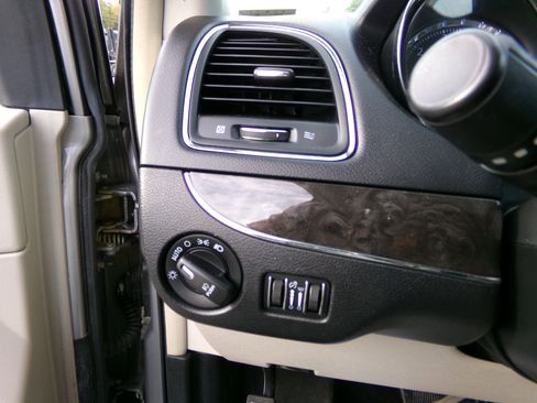 Used 2016 Chrysler Town & Country Touring image 16
