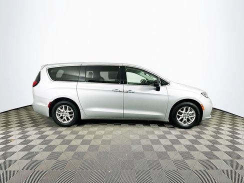 Certified 2024 Chrysler Pacifica Touring-L image 13