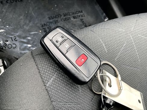 Used 2025 Toyota RAV4 XLE AWD/4WD image 15