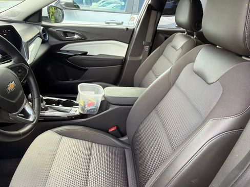 Used 2025 Chevrolet Trax LT w/ LT Convenience Package FWD image 5