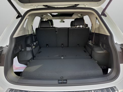 Certified 2024 Volkswagen Tiguan SE w/ Panoramic Sunroof Package FWD image 11