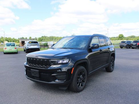 Used 2024 Jeep Grand Cherokee Altitude AWD/4WD image 4