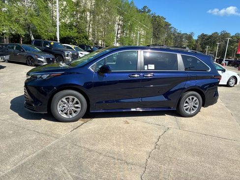 New 2026 Toyota Sienna XLE image 2