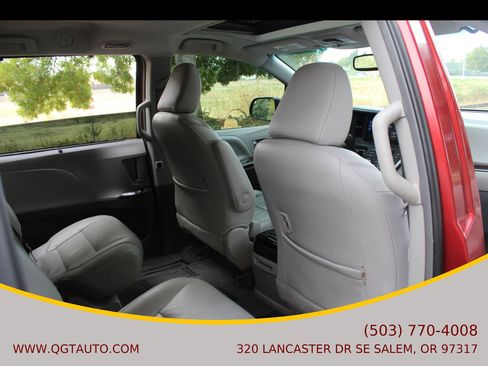 Used 2016 Toyota Sienna Limited image 23