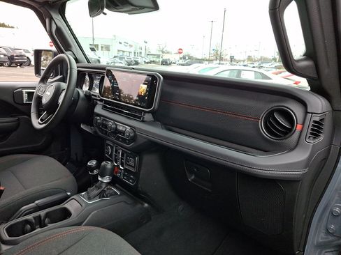 Used 2025 Jeep Wrangler Unlimited Rubicon image 11